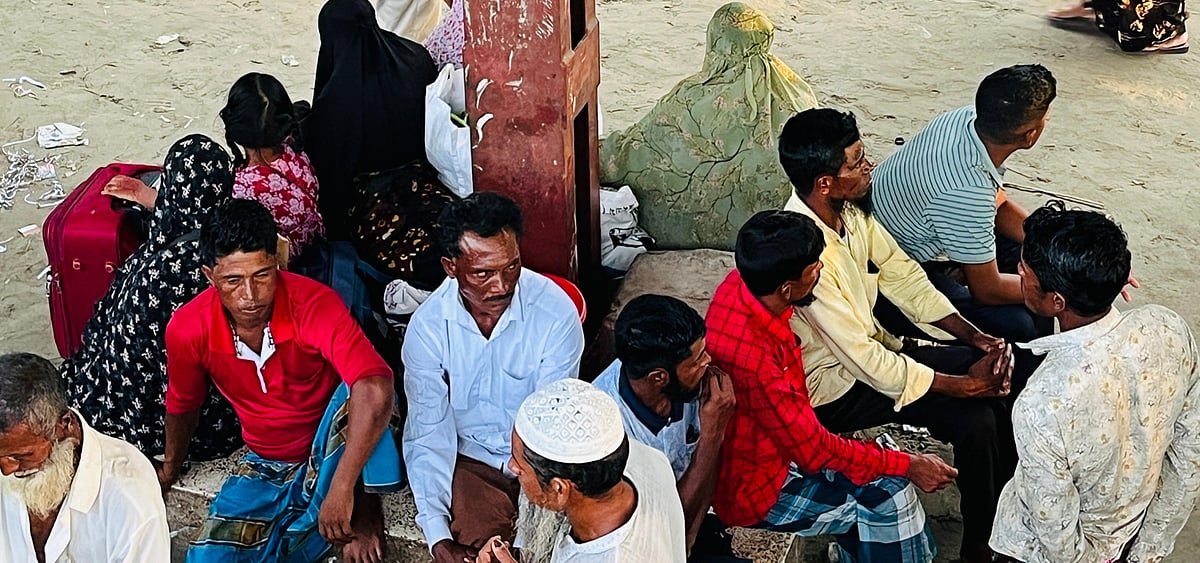 বাজারের নামকরণ নিয়ে সংঘর্ষে ভৈরব-ময়মনসিংহ রেলপথে তিন ঘণ্টা ট্রেন চলাচল বন্ধ থাকে। এতে অসংখ্য যাত্রী দুর্ভোগের শিকার হন। আজ বিকেলে ভৈরব রেলস্টেশনে