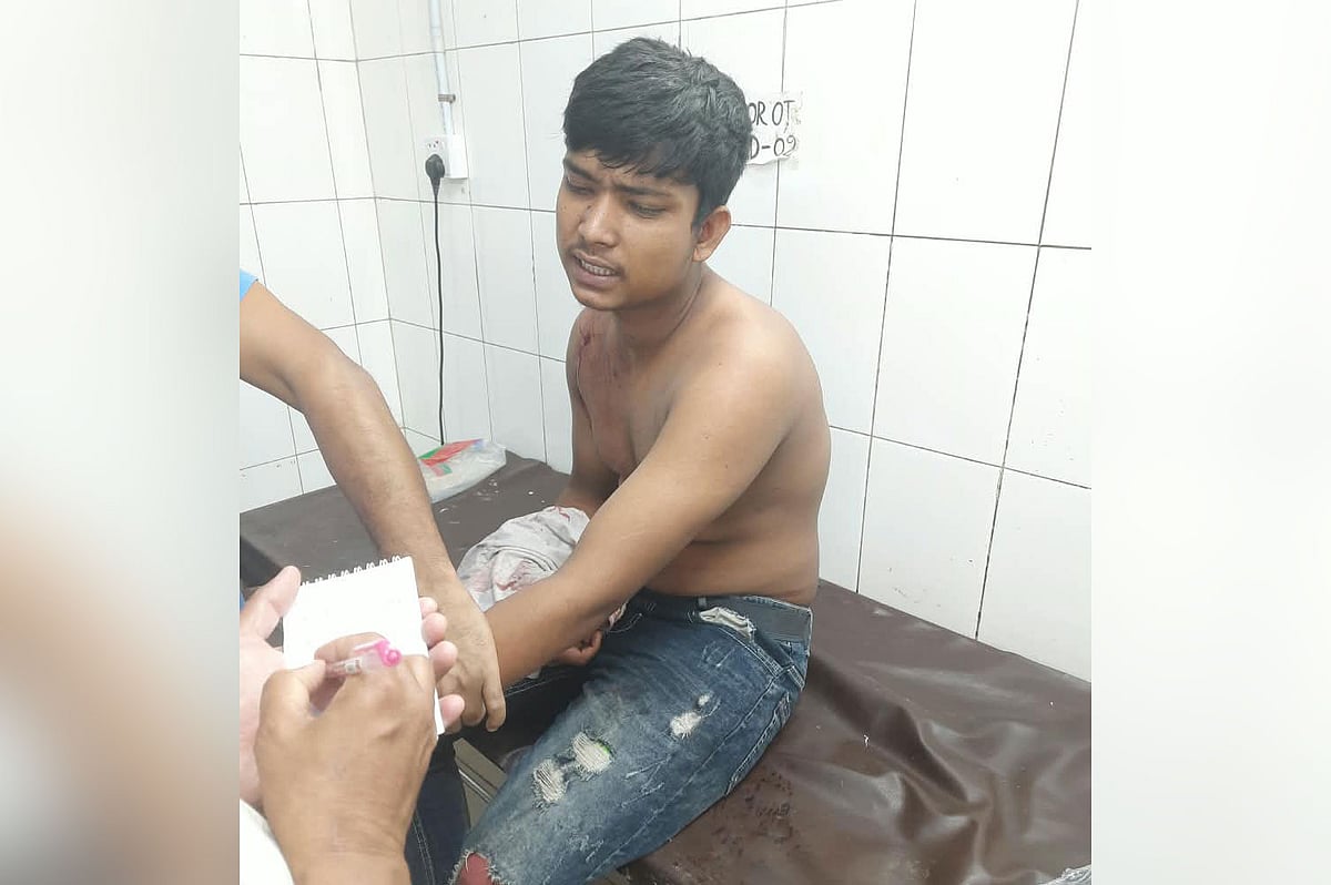 রাজধানীর গেন্ডারিয়ায় গুলিবিদ্ধ তিনজনকে ঢাকা মেডিকেল কলেজ হাসপাতালে আনা হয়েছে। তাঁদের একজন পথচারী সিয়াম