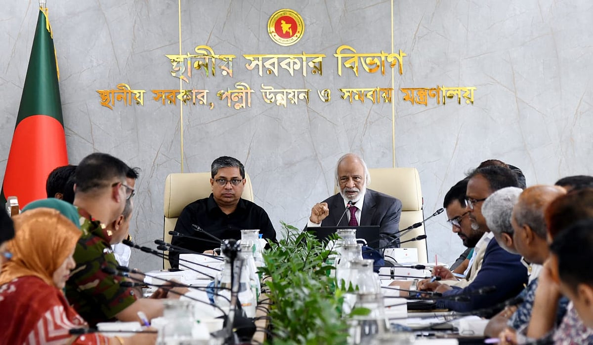 ডেঙ্গু প্রতিরোধবিষয়ক জাতীয় টাস্কফোর্স কমিটির সভায় বক্তব্য দিচ্ছেন স্থানীয় সরকারমন্ত্রী আবদুল মঈন খান। বাঁয়ে স্থানীয় সরকার প্রতিমন্ত্রী মীর শাহে আলম। বাংলাদেশ সচিবালয়, ঢাকা। ৩০ আগস্ট ২০২৬