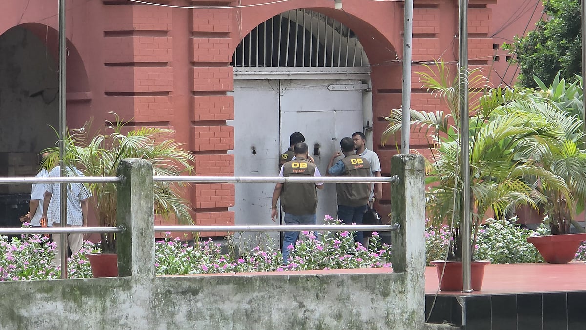 রংপুরে চার খুন মামলার আসামি সিদ্ধার্থ দাস ও মুগ্ধ দাসের ডোপ টেষ্টের নমুনা সংগ্রহ করতে রংপুর কেন্দ্রীয় কারাগারের ভেতরে প্রবেশের অপেক্ষায় ডিবি পুলিশ। রোববার দুপুর দেড়টায়