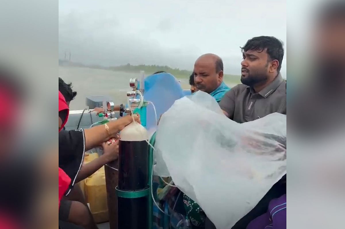 মুমূর্ষু ৮০ বছরের এক বৃদ্ধাকে নিয়ে উত্তাল সাগর পাড়ি দিয়ে স্পিডবোটে সন্দ্বীপ থেকে চট্টগ্রামে আনা হয়। আজ সকালে
