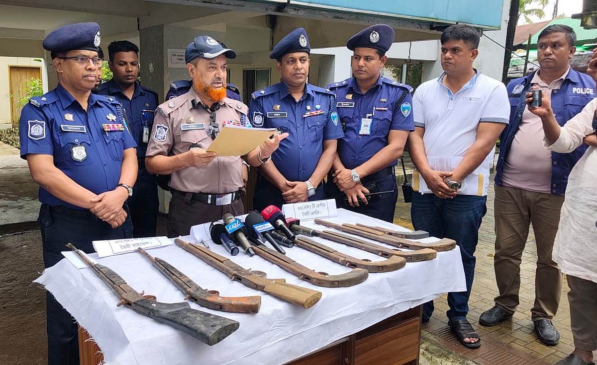অভিযানের বিষয়ে জানাচ্ছেন পুলিশ কর্মকর্তারা। আজ দুপুরে কক্সবাজারের মহেশখালী থানায়