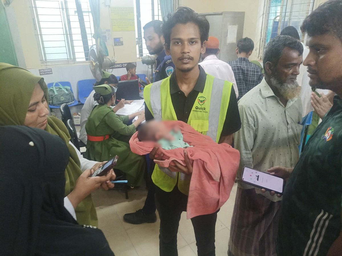 নবজাতককে উদ্ধারের পর ফেনী জেনারেল হাসপাতালে নেওয়া হয়