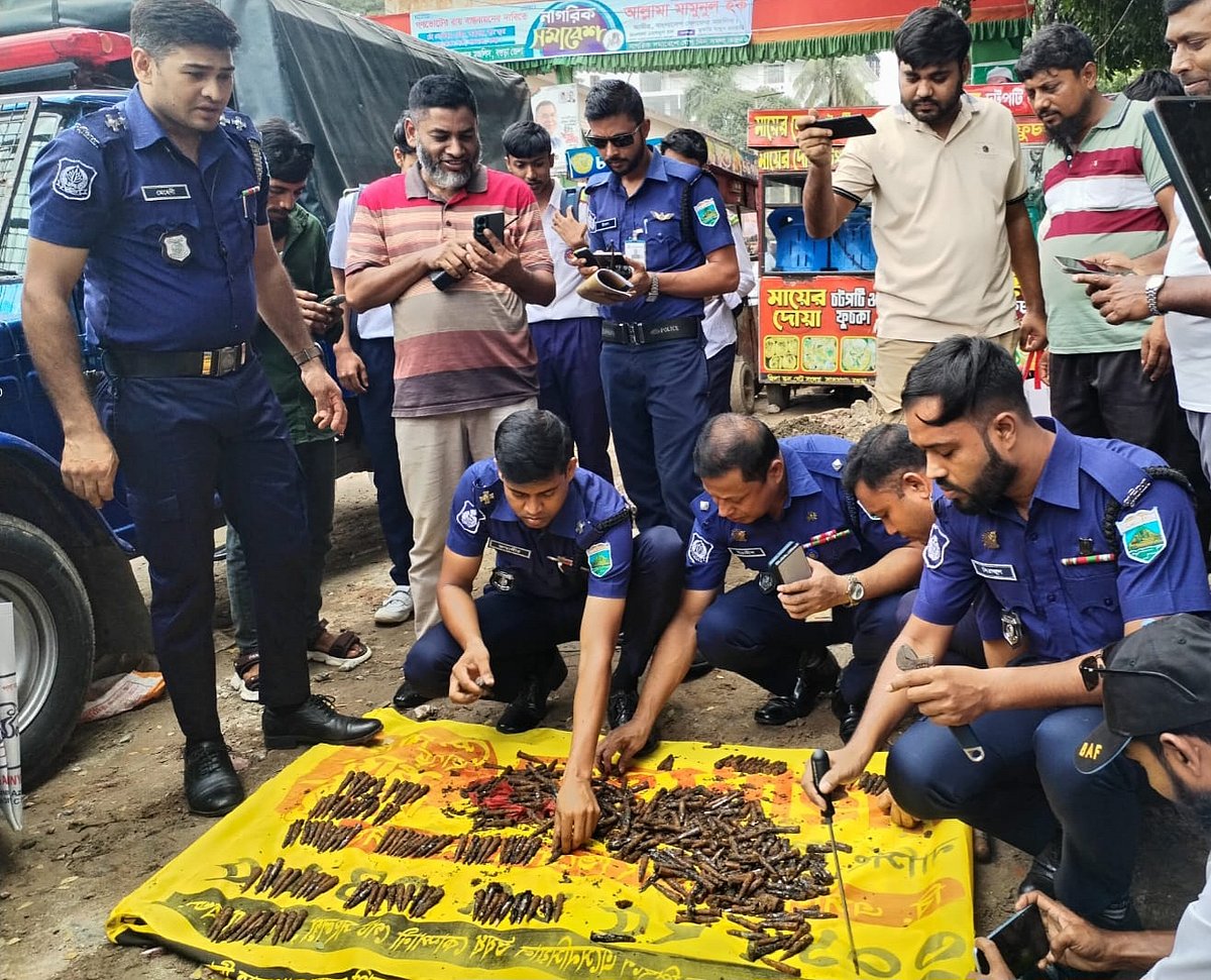 সাতমাথা এলাকায় সিটি কর্পোরেশনের নির্মাণাধীন ড্রেন খননকাজ কাজ করার সময় মাটির নিচ থেকে বের হয়ে এসেছে বিপুলসংখ্যক গুলি। গতকাল শনিবার