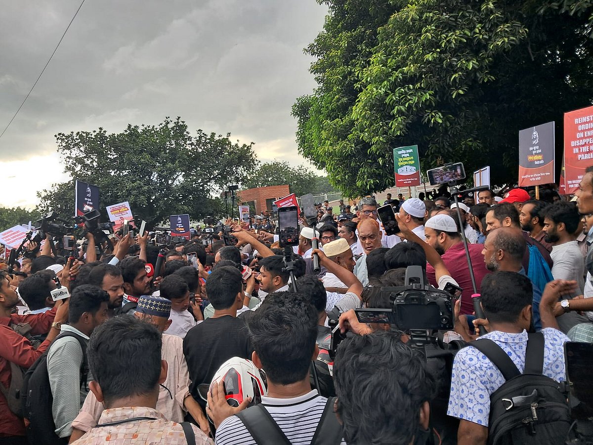 আন্তর্জাতিক গুম প্রতিরোধ দিবস উপলক্ষে আন্তর্জাতিক গুম প্রতিরোধ জাতীয় কমিটির উদ্যোগে আয়োজিত পদযাত্রা জাতীয় সংসদ ভবনের সামনে পৌঁছেছে। আজ রোববার বিকেলে মানিক মিয়া অ্যাভিনিউয়ে