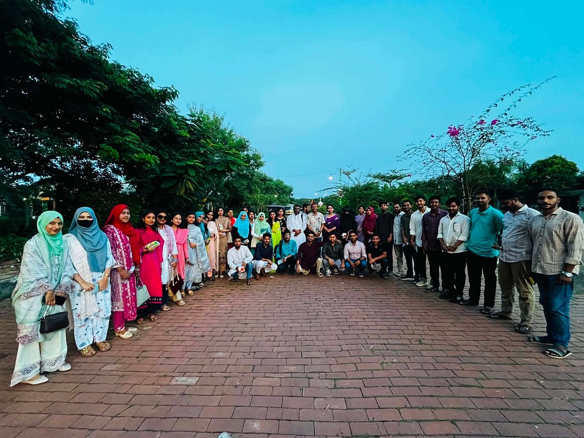 বাসের সিট থেকে স্মৃতির ক্যানভাস
