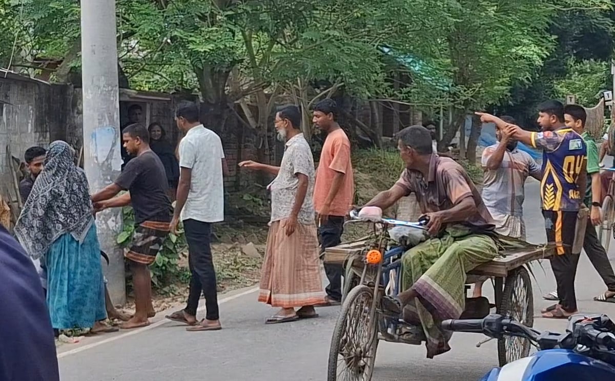 ভুয়া কৃষকের নামে সার নেওয়ার প্রতিবাদ জানালে উত্তেজনা দেখা দেয়। সোমবার দুপুরের পরে রাজশাহীর পবা উপজেলার বড়গাছি বাজারে