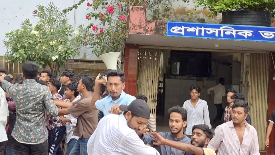 কুমিল্লা ভিক্টোরিয়া সরকারি কলেজে শাখা ছাত্রদলের দুই পক্ষের নেতা-কর্মীদের মধ্যে সংঘর্ষ হয়েছে। আজ সোমবার দুপুরে কুমিল্লা শহরের ধর্মপুর এলাকায়