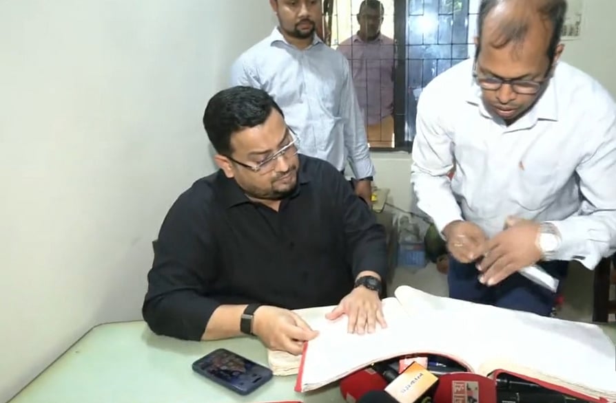 নারায়ণগঞ্জ সদর উপজেলা ভূমি কমপ্লেক্স অফিসে আকস্মিক পরিদর্শনে যান ভূমি প্রতিমন্ত্রী মীর হেলাল। এ সময় কর্মকর্তাদের অনুপস্থিতি দেখে ক্ষোভ প্রকাশ করেন।