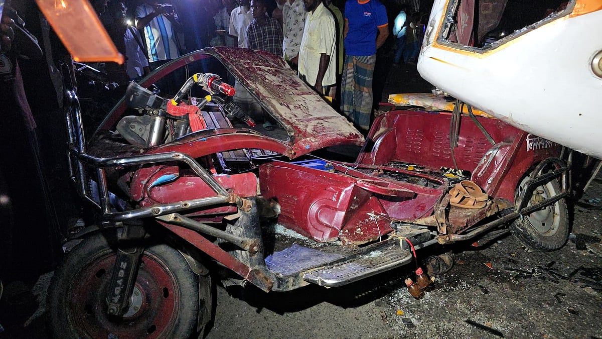 জামালপুরে বাসের সঙ্গে সংঘর্ষে অটোরিকশা দুমড়েমুচড়ে গেছে। সোমবার রাত আটটার দিকে জামালপুর-ময়মনসিংহ মহাসড়কে সদর উপজেলার লাহাড়িকান্দা এলাকায়