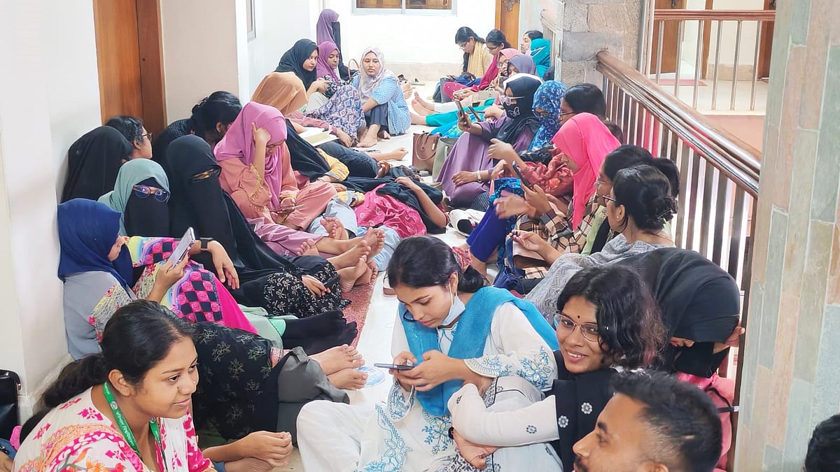 কোস্টাল স্টাডিজ অ্যান্ড ডিজাস্টার ম্যানেজমেন্ট চেয়ারম্যানের পদত্যাগ ও অপসারণের দাবিতে বরিশাল বিশ্ববিদ্যালয়ের শিক্ষার্থীদের অনশন। সোমবার দুপুরে উপাচার্যের কার্যালয়ের সামনে