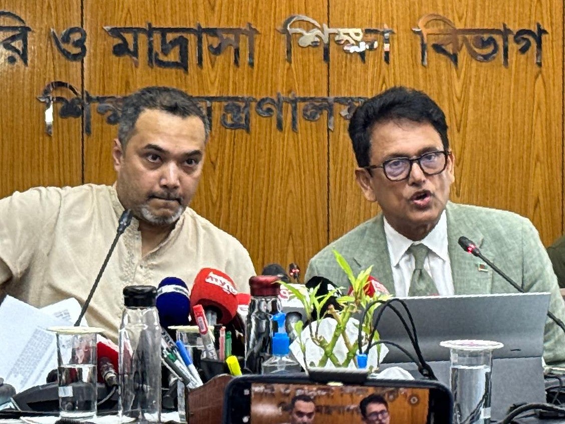সংবাদ সম্মেলনে বক্তব্য রাখছেন শিক্ষামন্ত্রী আ ন ম এহছানুল হক মিলন । এ সময় উপস্থিত ছিলেন প্রধানমন্ত্রীর শিক্ষা বিষয়ক উপদেষ্টা মাহদী আমিন ।
