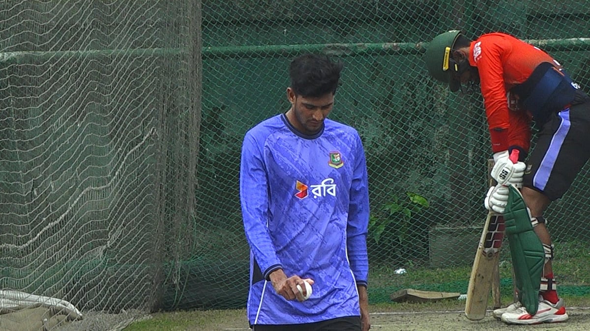 বোলিং শুরু করেছেন নাহিদ রানা। মিরপুর একাডেমি মাঠে