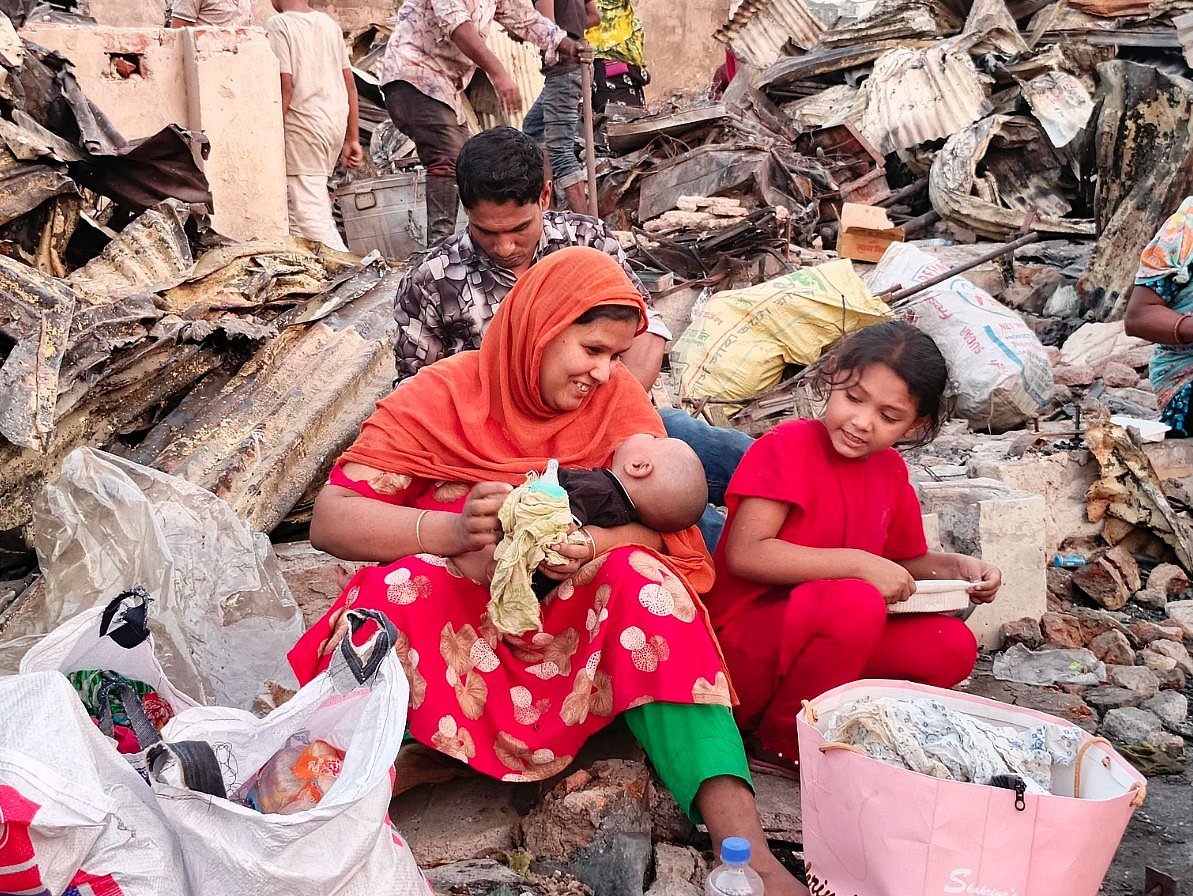 বস্তিতে বাসিন্দারা নাগরিক সুবিধা থেকে বঞ্চিত থেকে যান