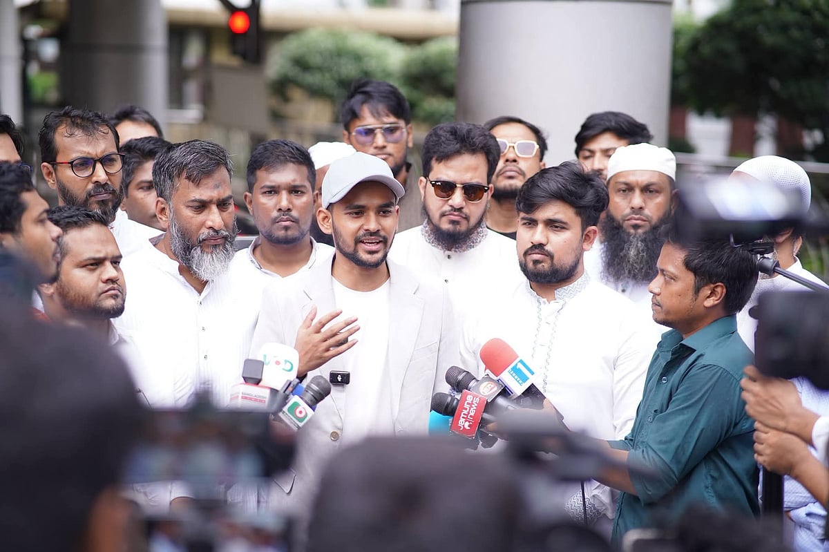 হজরত শাহজালাল বিমানবন্দরে সাংবাদিকদের সঙ্গে কথা বলছেন এনসিপির মুখপাত্র আসিফ মাহমুদ সজীব ভুঁইয়া। ৩১ আগস্ট, ঢাকা