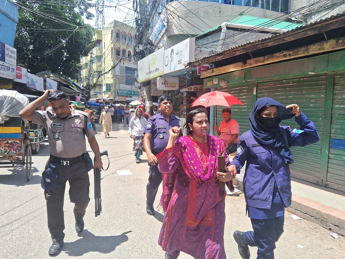 রাজবাড়ীতে নারী ব্যবসায়ী জাকিয়া সুলতানাকে উদ্ধার করে থানায় নিয়ে যাওয়ার সময় তাঁকে লাঞ্ছিত করা হয় বলে অভিযোগ আছে। গত শনিবার দুপুরে শহরের প্রধান কাপড় বাজার এলাকায়