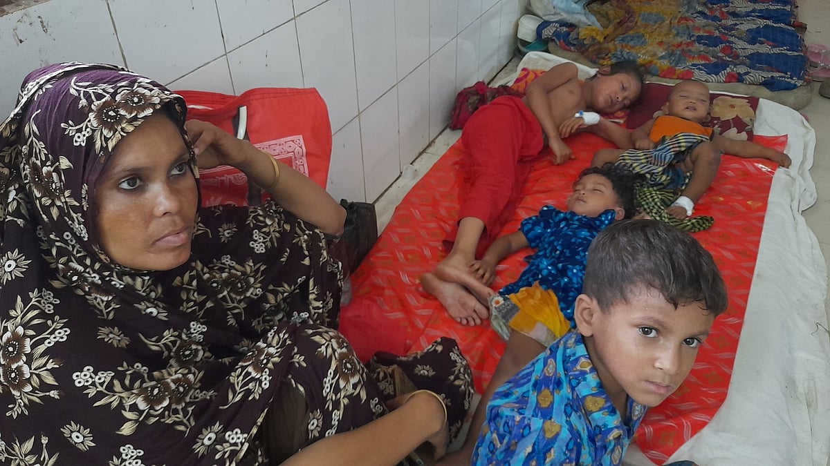চড়া সুদে ৮ হাজার টাকা ধার, চার সন্তান নিয়ে হাসপাতালে মা