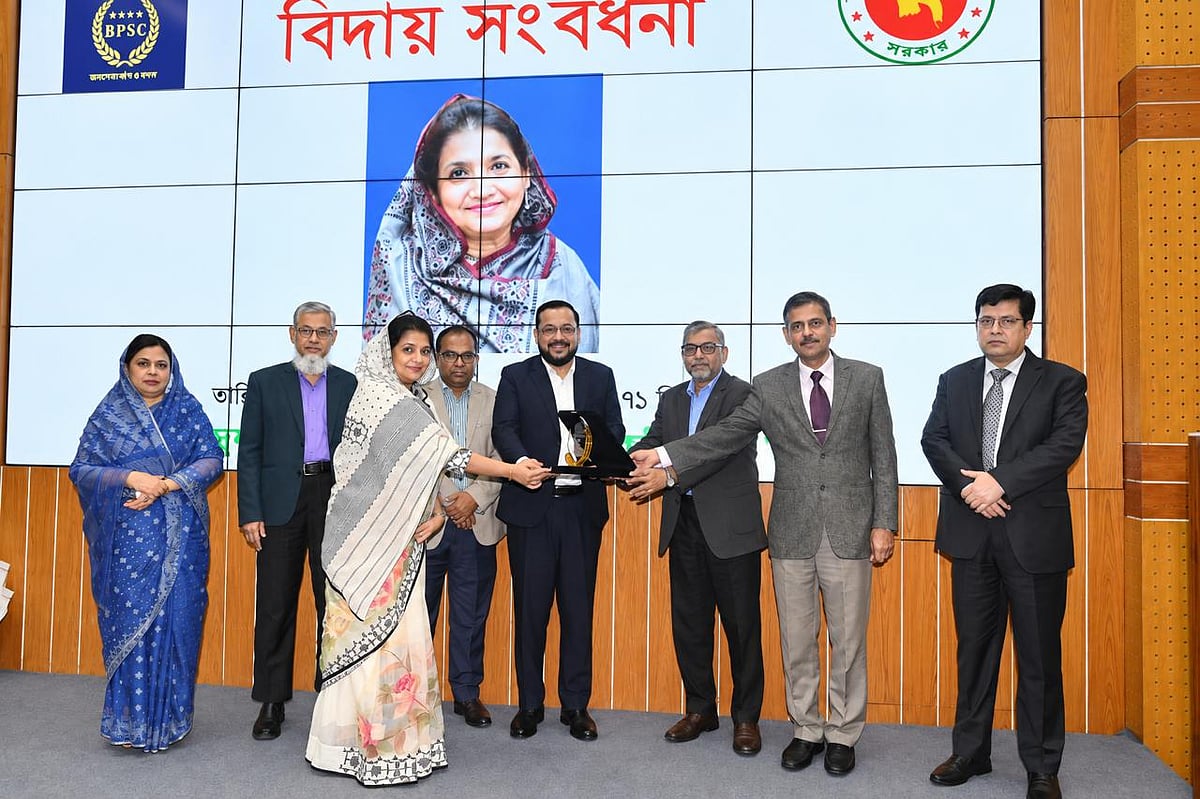 পিএসসির পরীক্ষা নিয়ন্ত্রক (নন-ক্যাডার) দিলাওয়েজ দুরদানার অবসর উপলক্ষে বিদায় সংবর্ধনা অনুষ্ঠানের আয়োজন করা হয়েছিল