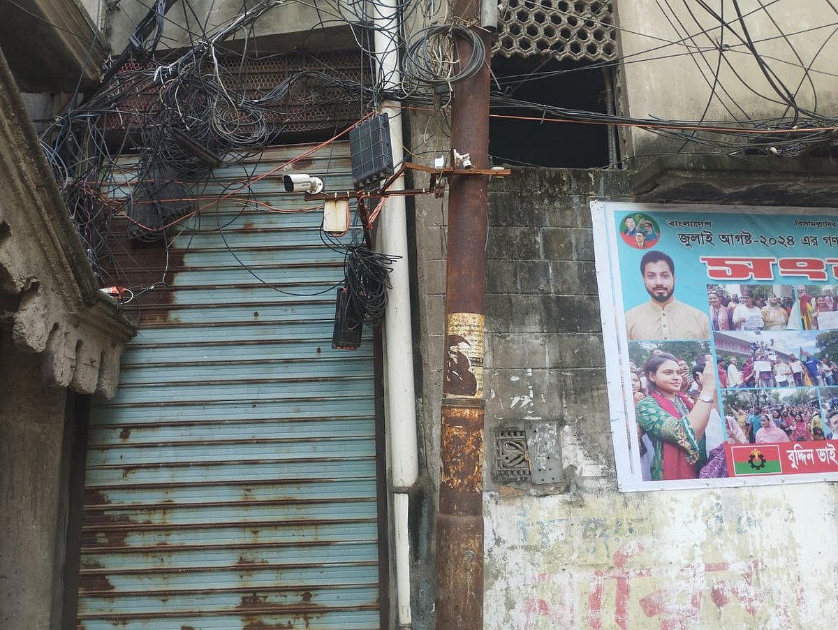 স্বামীবাগ মুন্সিরটেক জামে মসজিদের পাশের গলিতে থাকা অন্তত চারটি সিসি ক্যামেরা ভাঙচুর করে হামলাকারীরা। ৩১ আগস্ট