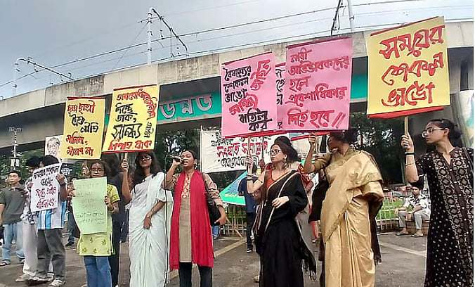 ছাত্রী হলে ‘বৈষম্যমূলক সান্ধ্য আইন’ বাতিলসহ তিন দফা দাবিতে সংহতি সমাবেশ করেছে ‘অবরোধবাসিনী’ নামের একটি প্ল্যাটফর্ম। ঢাকা বিশ্ববিদ্যালয়; ১০ আগস্ট ২০২৬