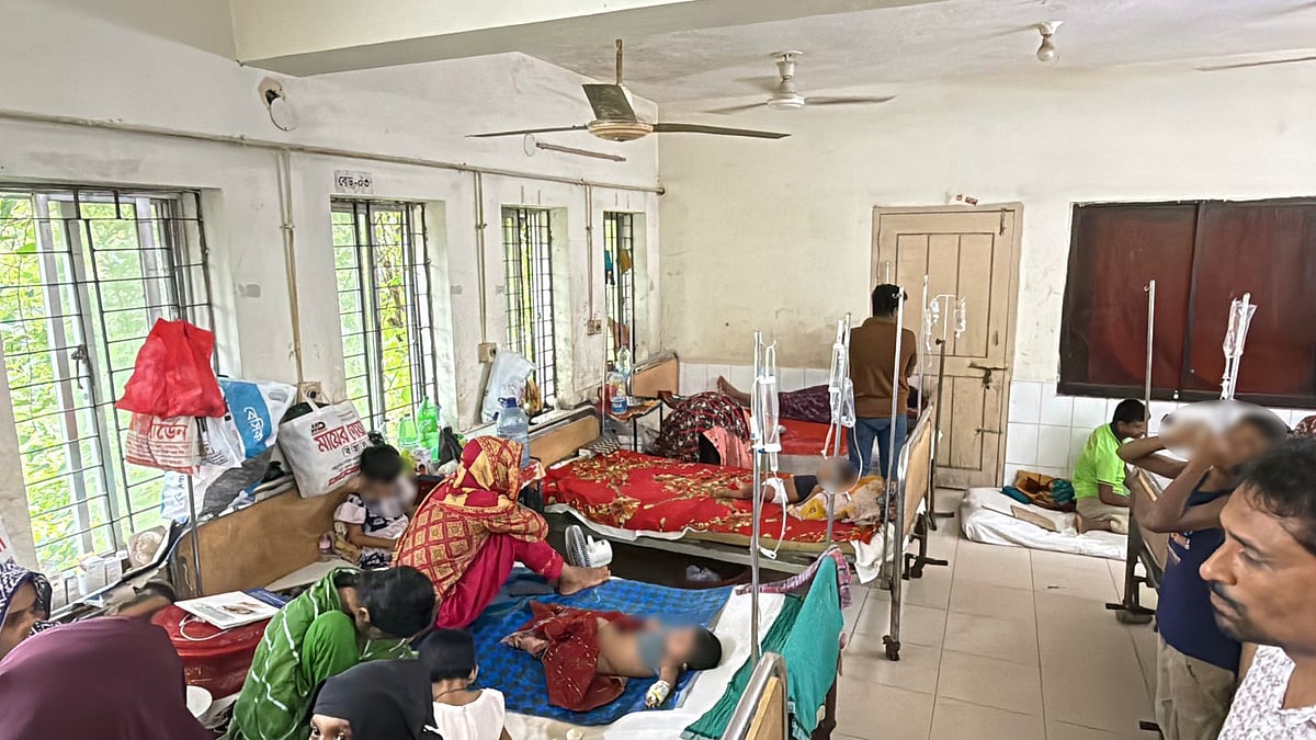 রায়পুর উপজেলা স্বাস্থ্য কমপ্লেক্সের শয্যায় রোগীরা। গতকাল দুপুরে