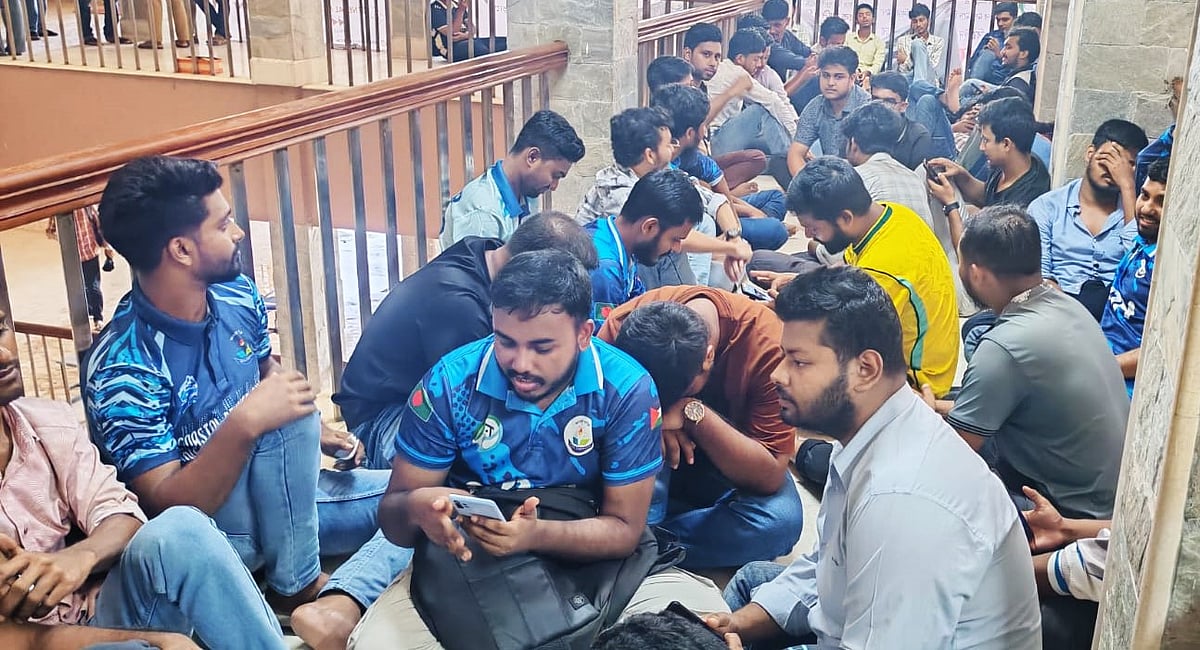 কোস্টাল স্টাডিজ অ্যান্ড ডিজাস্টার ম্যানেজমেন্ট চেয়ারম্যানের পদত্যাগ ও অপসারণের দাবিতে বরিশাল বিশ্ববিদ্যালয়ের শিক্ষার্থীদের অনশন। সোমবার দুপুরে উপাচার্যের কার্যালয়ের সামনে
