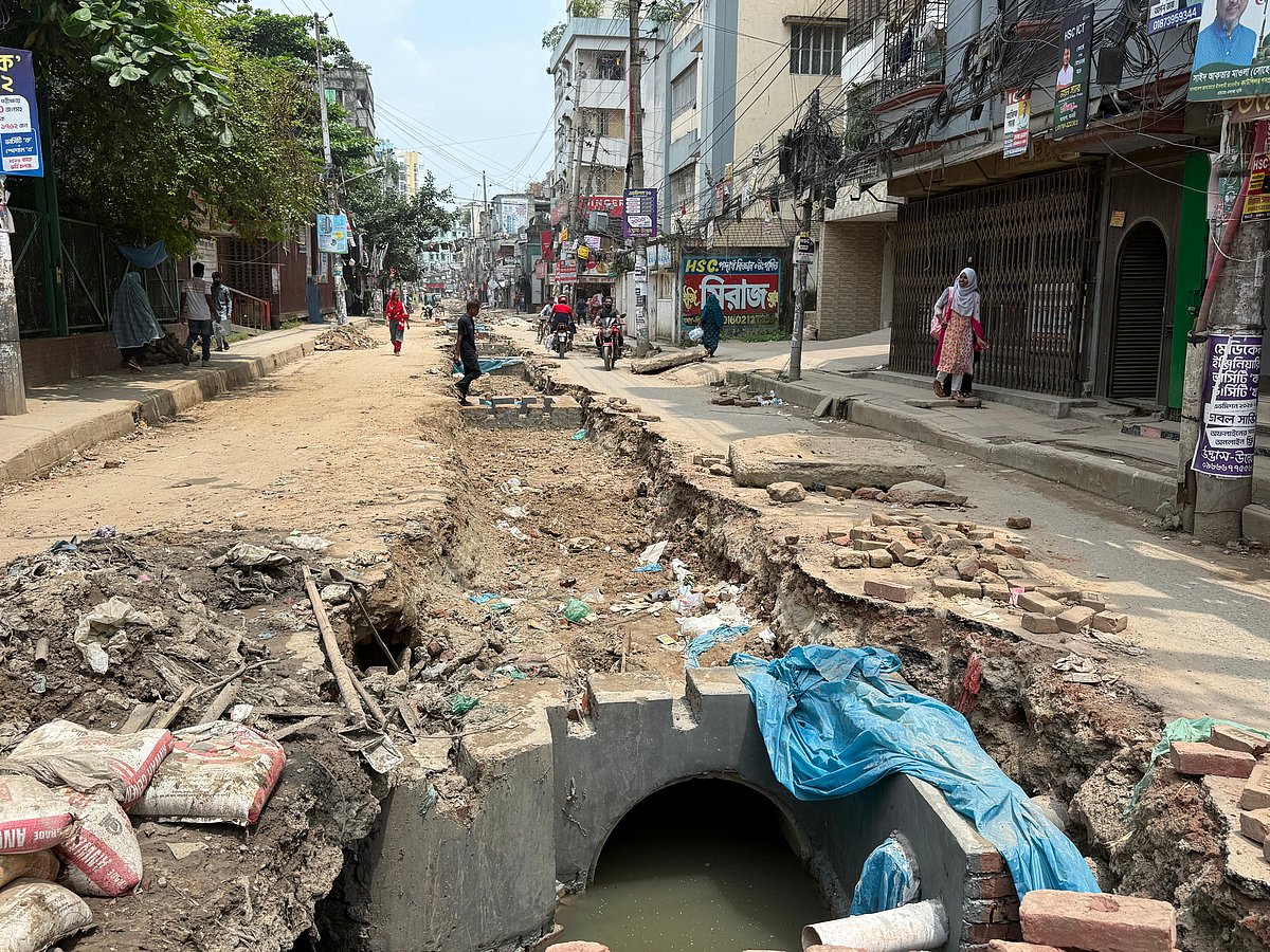 নির্ধারিত সময়ে কাজ শেষ না হওয়ায় বাসাবো-মাদারটেক সড়ক নিয়ে ভোগান্তিতে পড়েছে চলাচলকারীরা। ২১ আগস্ট