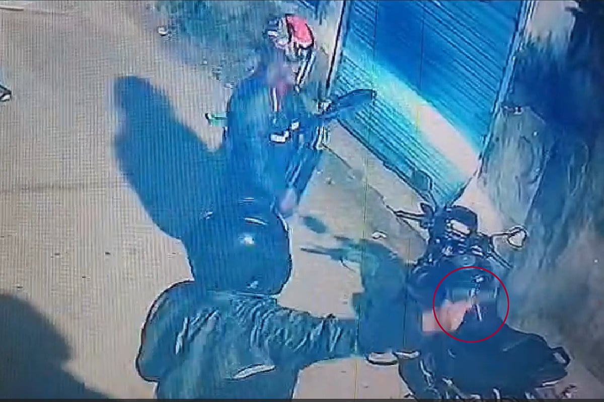 ভোর রাতে চারটি মোটরসাইকেলে আটজন এসে ডেমরা থানা বিএনপির আহ্বায়কের বাড়ি লক্ষ করে গুলিবর্ষণ করে পালিয়ে যান। গত শুক্রবারের ঘটনা 