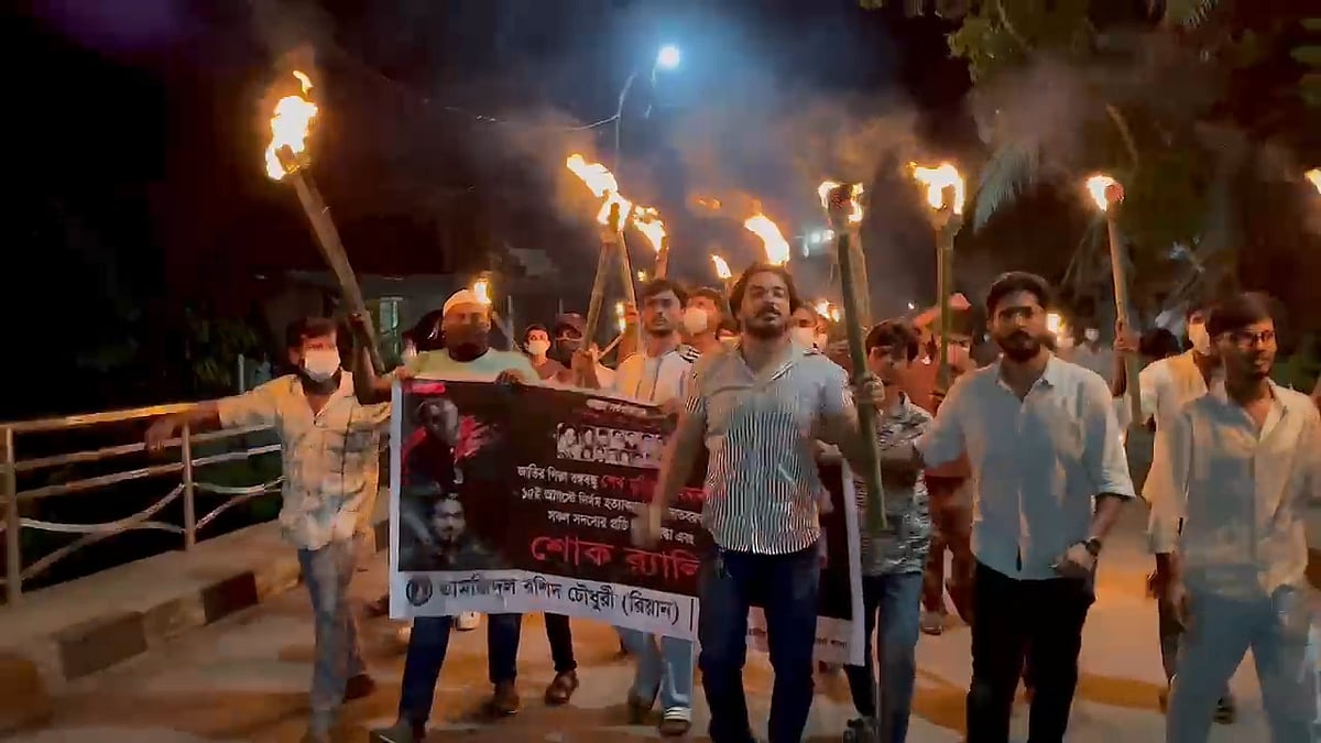 ফরিদপুর শহরে নিষিদ্ধঘোষিত সংগঠন ছাত্রলীগের জেলা সভাপতি তামজিদুল রশিদ চৌধুরীর নেতৃত্বে মশালমিছিল। গতকাল কর্মসূচিটির একটি ভিডিও ফেসবুকে ছড়িয়ে পড়ে