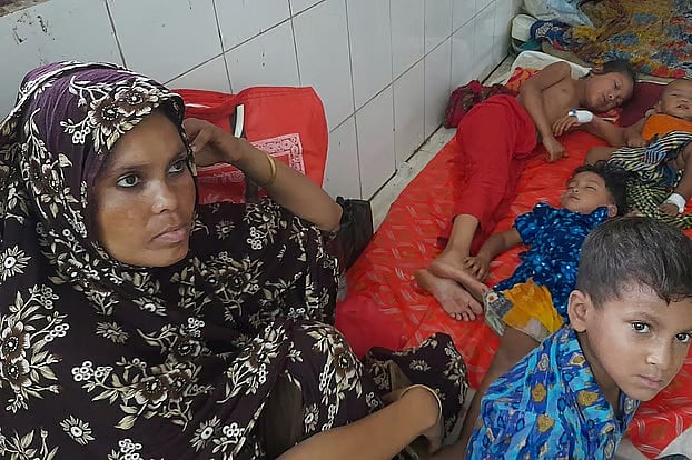 হামের উপসর্গে আক্রান্ত চার শিশুকে নিয়ে হাসপাতালে কামরুন নাহার