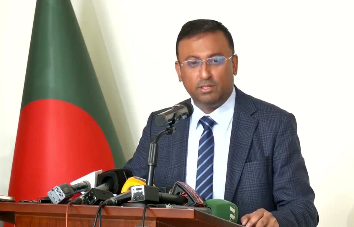পররাষ্ট্র মন্ত্রণালয়ে সাংবাদিকদের প্রশ্নের উত্তরে প্রধানমন্ত্রীর ভারত সফর, মার্কিন উড়োজাহাজ কেনা নিয়ে সাংবাদিকদের বিভিন্ন প্রশ্নের উত্তর দেন পররাষ্ট্র প্রতিমন্ত্রী হুমায়ুন কবির। আজ মঙ্গলবার পররাষ্ট্র মন্ত্রণালয়ে