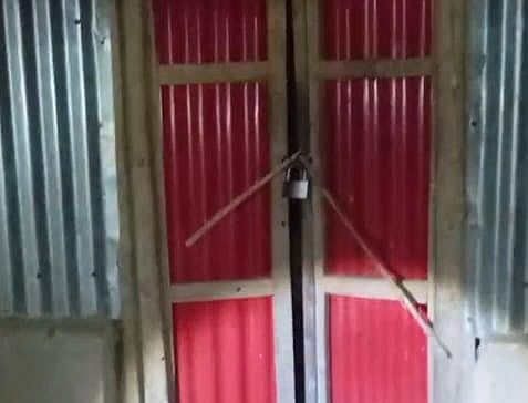 সুনামগঞ্জের জগন্নাথপুর তালাবদ্ধ এই ঘর থেকে এক বৃদ্ধার লাশ উদ্ধার করা হয়। আজ মঙ্গলবার সকালে পৌর শহরের ইনাতনগর এলাকায়