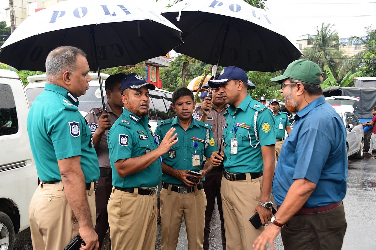 আজ মঙ্গলবার সকালে মহাখালী বাস টার্মিনাল এলাকায় এ অভিযান পরিচালনা করে ডিএমপি ট্রাফিক বিভাগ
