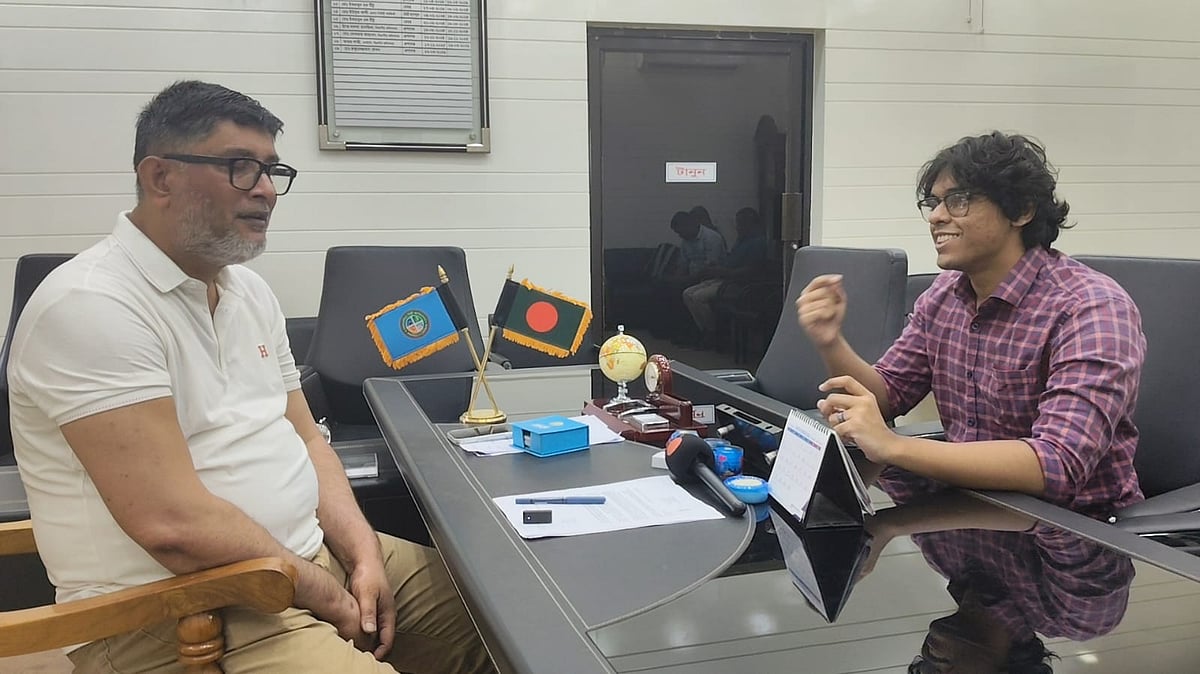‘ঘুষ.সাইটের’ উদ্যোক্তা শাহেদ শরীফ আহমেদের সঙ্গে কথা বলছেন ময়মনসিংহ সিটি করপোরেশনের প্রশাসক মো. রুকুনোজ্জামান রোকন। আজ মঙ্গলবার দুপুরে সিটি করপোরেশনের প্রশাসকের কার্যালয়ে