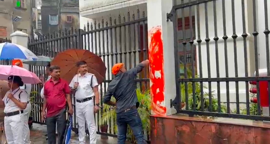 আনন্দবাজার পত্রিকার প্রবেশপথে একটি থাম গেরুয়া রং করে দিচ্ছে হিন্দুত্ববাদীরা