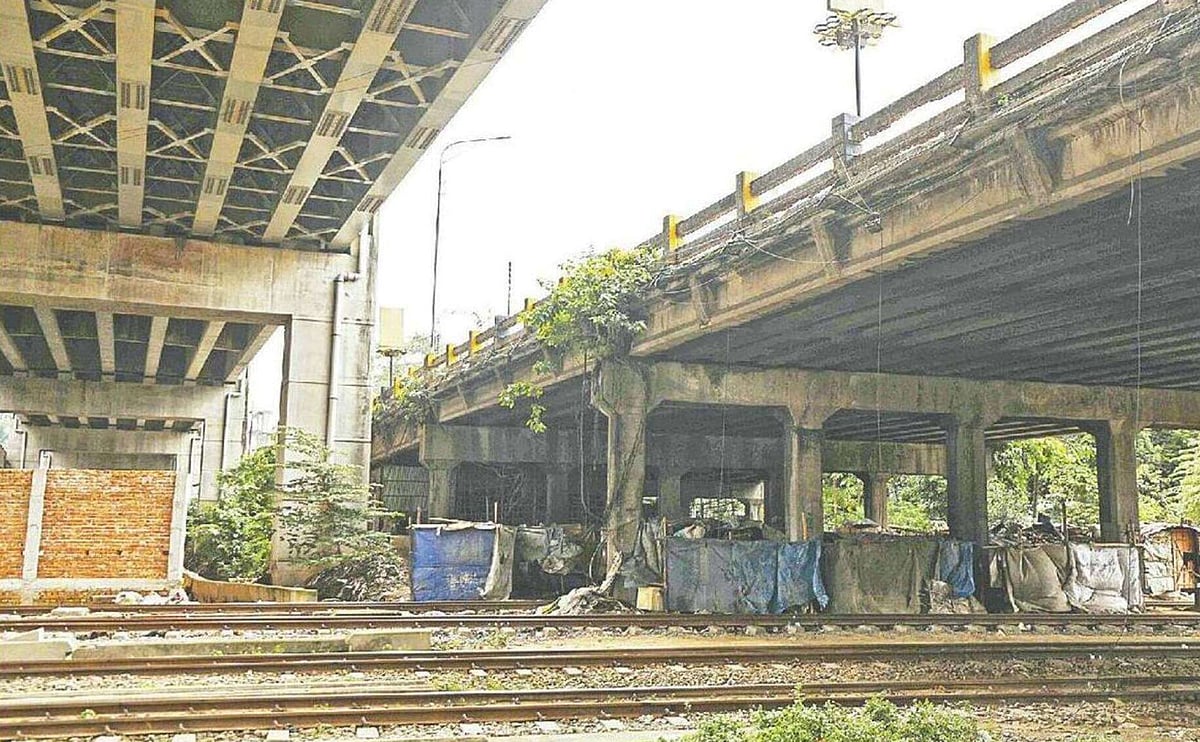জরাজীর্ণ হয়ে পড়েছে চট্টগ্রাম নগরের দেওয়ানহাট সেতু (ডানে)। তবে এলিভেটেড এক্সপ্রেসওয়ের (বাঁয়ে) কারণে নতুন সেতু নির্মাণে প্রতিবন্ধকতা সৃষ্টি হয়েছে। গতকাল বেলা সাড়ে ১১টায় দেওয়ান হাট এলাকায়