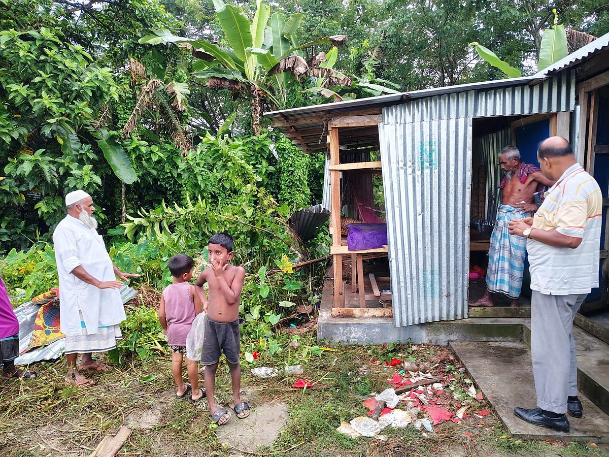 মাদারীপুরে বিস্ফোরণে একটি ঘরের টিনের বেড়া উড়ে গেছে। আজ মঙ্গলবার বিকেলে সদর উপজেলার ঝাউদি ইউনিয়নের হোগলপাতিয়া এলাকায়