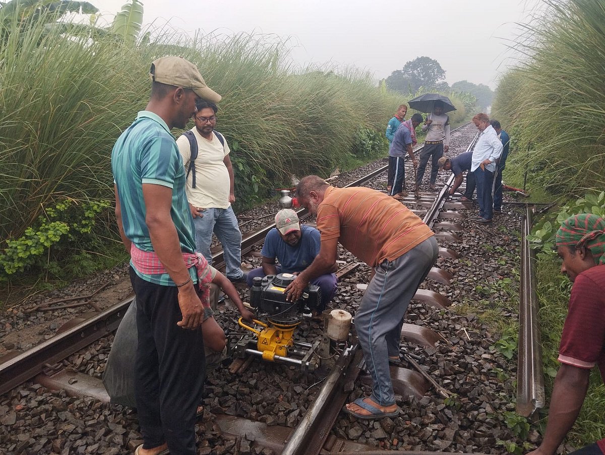 নাটোরের বাগাতিপাড়ায় রেললাইনের পাত ভেঙে যাওয়ায় পর জরুরি ভিত্তিতে মেরামতের কাজ করা হয়। আজ মঙ্গলবার সকাল আটটার দিকে উপজেলার লোকমানপুর স্টেশনসংলগ্ন ২২৭/০ নম্বর রেল পিলারের কাছে