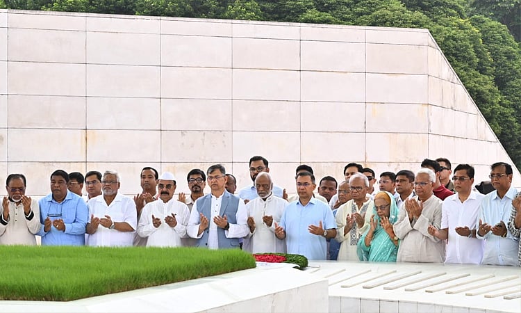 বিএনপির প্রতিষ্ঠাবার্ষিকী উপলক্ষে প্রধানমন্ত্রী ও দলের চেয়ারম্যান তারেক রহমান তাঁর বাবা শহীদ রাষ্ট্রপতি জিয়াউর রহমান এবং মা সাবেক প্রধানমন্ত্রী বেগম খালেদা জিয়ার কবরে শ্রদ্ধা নিবেদন করেন। শেরেবাংলা নগর, ঢাকা, ১ সেপ্টেম্বর