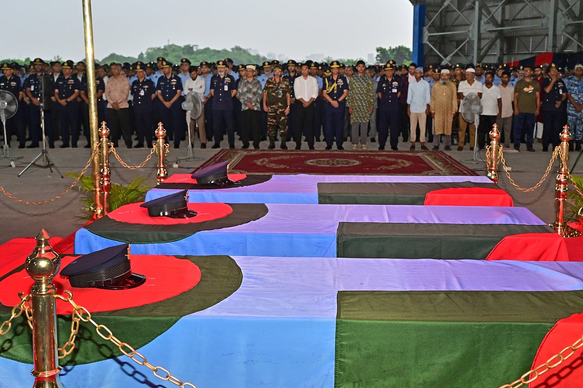 নিহত বিমানবাহিনীর তিন সদস্যের সামরিক মর্যাদায় জানাজা অনুষ্ঠিত হয়। ঢাকা সেনানিবাসে বাংলাদেশ বিমানবাহিনী ঘাঁটি বীর উত্তম এ কে খন্দকার (কুর্মিটোলা)–এর সি–১৩০ হ্যাঙ্গার। ১ সেপ্টেম্বর