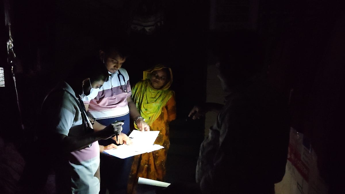 রংপুর মেডিকেল কলেজ হাসপাতালের ১২টি ওয়ার্ডে এক সপ্তাহের বেশি সময় ধরে লোডশেডিংয়ের সময় পাওয়া যাচ্ছে না জরুরি বিদ্যুৎ সংযোগ। এ সময় চিকিৎসায় ভরসা মুঠোফোনের আলো। মঙ্গলবার রাত সাড়ে ১০টায় মেডিসিন ওয়ার্ডে