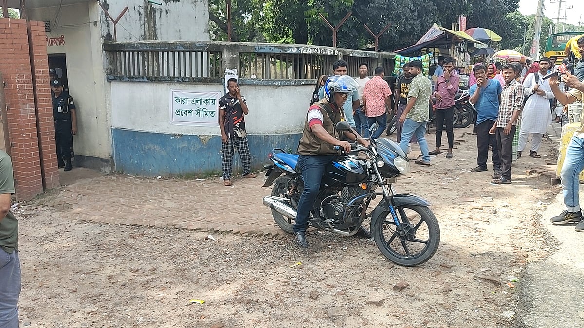 রংপুর কেন্দ্রীয় কারাগারে দুই আসামিকে জিজ্ঞাসাবাদ করা হয়েছে। আজ বুধবার দুপুরে
