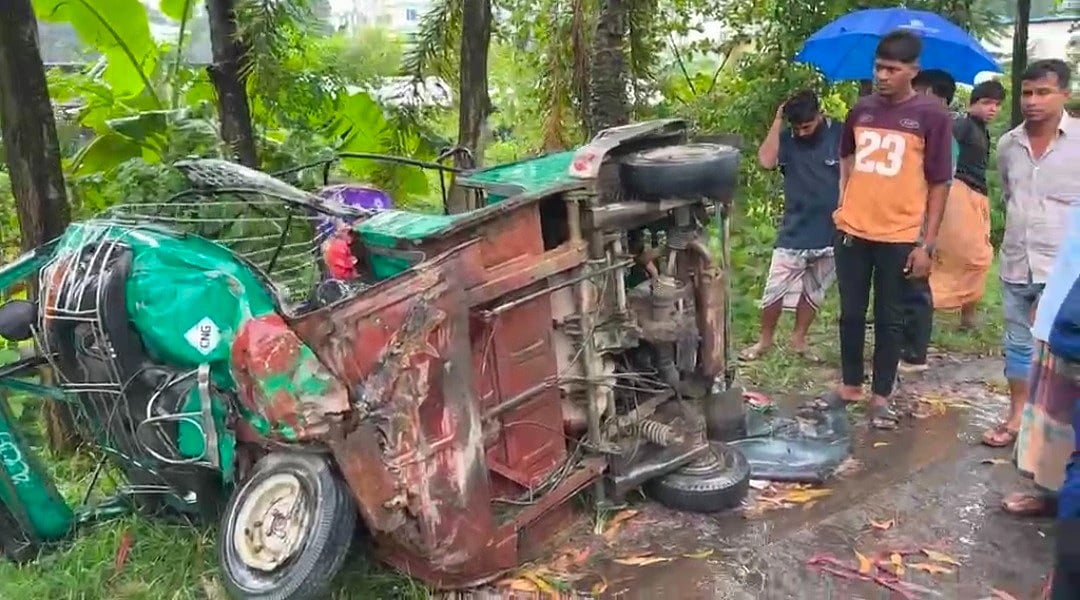 প্রাইভেটকারের সঙ্গে সংঘর্ষে দুমড়ে–মুচড়ে যাওয়া অটোরিকশা