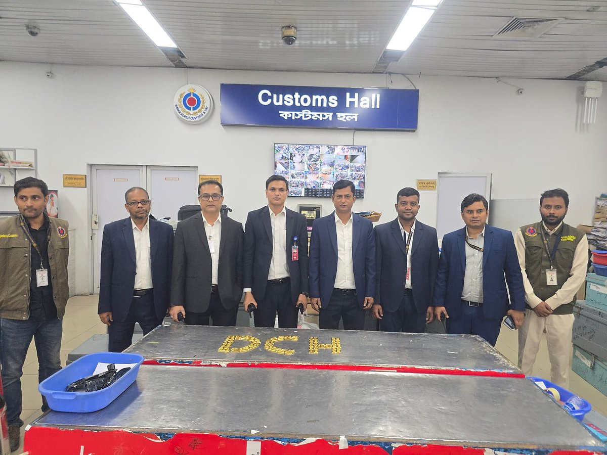 এসব সোনার বার উদ্ধার করেছেন কাস্টমস কর্মকর্তারা