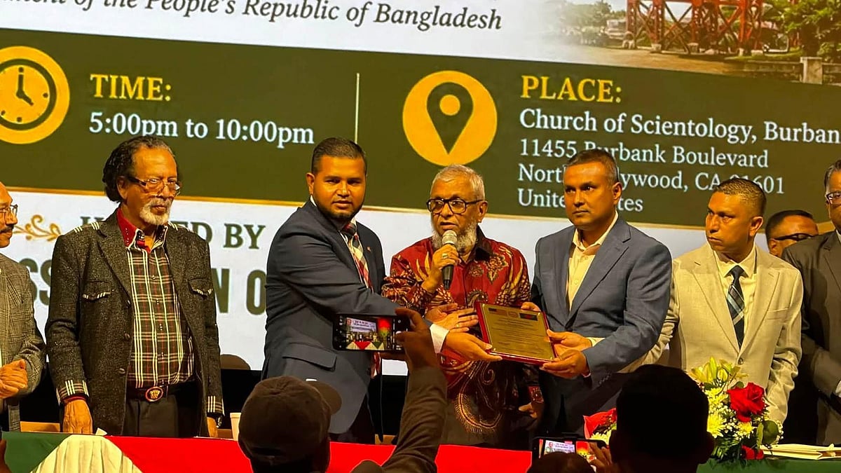 বাংলাদেশের প্রবাসীকল্যাণ ও বৈদেশিক কর্মসংস্থানমন্ত্রী আরিফুল হক চৌধুরীকে সংবর্ধনা দেওয়া হচ্ছে। নর্থ হলিউডের বারব্যাঙ্ক বুলেভার্ডের সায়েন্টোলজি সেন্টার, লস অ্যাঞ্জেলেস, ক্যালিফোর্নিয়া, যুক্তরাষ্ট্র। ১ সেপ্টেম্বর ২০২৬