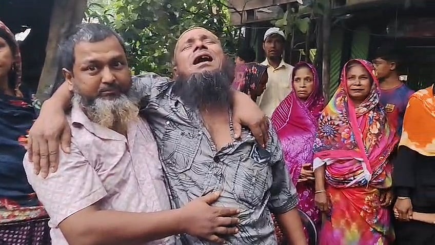 সড়ক দুর্ঘটনায় ছেলেকে হারিয়ে কান্নায় ভেঙ্গে পড়েন মাহী পাটোয়ারী মিজানুর রহমান পাটোয়ারী। গতকাল মঙ্গলবার চাঁদপুরের কচুয়া উপজেলার রহিমানগর এলাকায়