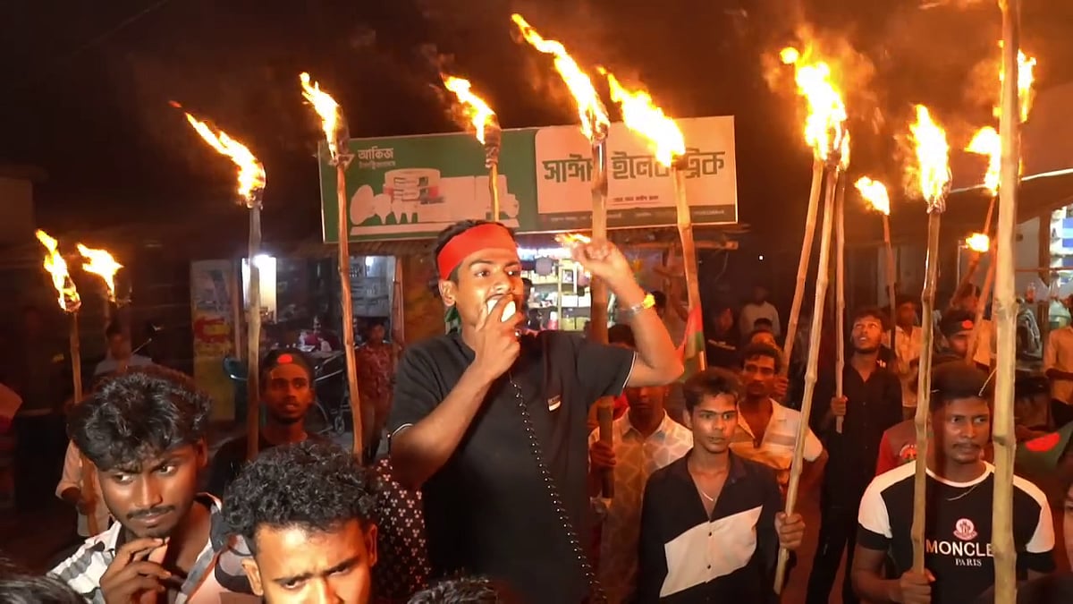 সাদমান সাকিবের নেতৃত্বে গতকাল রাতে মশালমিছিল নিয়ে রাজশাহীর কর্ণহার থানার সামনে বিক্ষোভ সমাবেশ করা হয়
