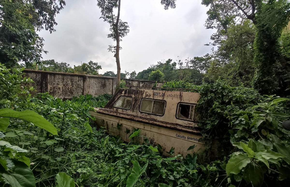 সন্দ্বীপের হারামিয়ায় ২০ শয্যা হাসপাতালের পেছনে স্থান হয়েছে স্বাস্থ্য মন্ত্রণালয়ের দেওয়া নৌ-অ্যাম্বুলেন্স