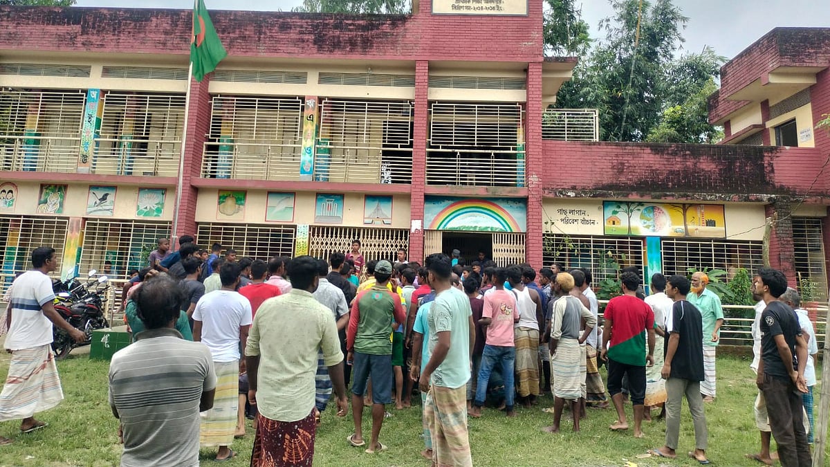রংপুরের গঙ্গাচড়ায় শিশুশিক্ষার্থীকে যৌন হয়রানির অভিযোগ ওঠার পর অভিভাবক ও এলাকাবাসী শিক্ষকদের অবরুদ্ধ করেন