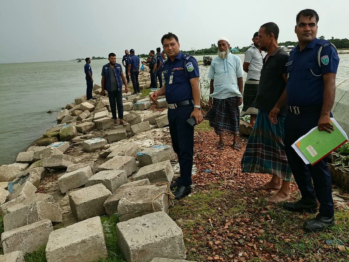 লুট করে নেওয়া ব্লক ফেরত এনে নির্ধারিত স্থানে স্থাপন করা হচ্ছে। আজ বুধবার সন্ধ্যায় নেত্রকোনার মোহনগঞ্জ উপজেলার ডিঙ্গাপোতা হাওরের চরহাইজদা ফসল রক্ষা বাঁধে